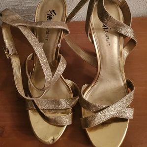 Sparkly gold heel. 7.5